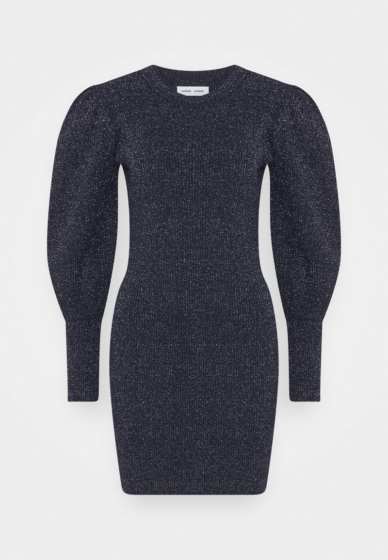 Robe en maille ajustée bleu marine avec manches longues bouffantes et subtil éclat sur toute la surface, col rond, et texture côtelée.