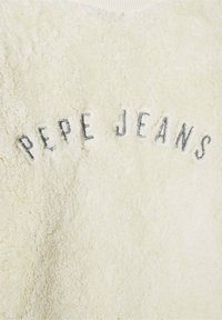 Svetlucavi dukserica boje kreme s izvezenim natpisom "PEPE JEANS" u sivoj boji, mekane teksture i rebrastim izrezom.