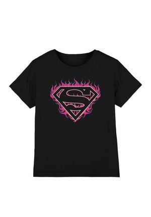 Schwarzes T-Shirt mit einem großen pinkfarbenen Flamingo-Superman-Emblem in der Mitte der Brust.