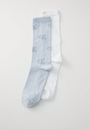 Bomuldssokker i lyseblå og hvid, med en blød tekstur og et mønster med 'CK' logo. Ribbet manchetter for bedre greb.