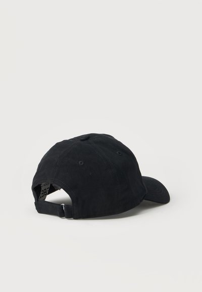 Casquette de baseball noire avec sangle ajustable vue de dos, présentée sur un fond clair uni.