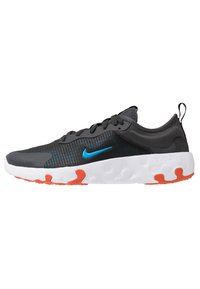 Chaussure de sport avec une tige en mesh noir, logo Nike bleu, semelle intermédiaire blanche avec des accents orange, et un motif de semelle extérieure texturé pour l'adhérence.