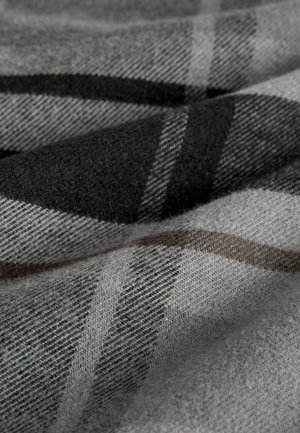 Šedá károvaná textília s jemnou vlnitou štruktúrou. Vzory obsahujú čierne a svetlošedé pruhy, s jemnými hnedými akcentmi.