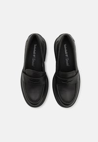 Mustat nahka loaferit, joissa on sileä pinta, pyöreä kärki, etuosan nauhakiinnitys ja pehmustettu sisustus. Ortholite®-pohjalliset mukavuutta varten.