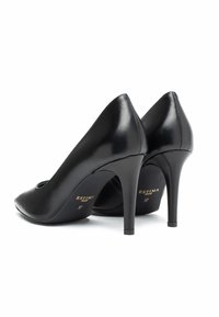Czarne skórzane szpilki w szpic na obcasie typu sztylet, na podeszwie widoczna nazwa marki "ESTIMA" oraz rozmiar 37.