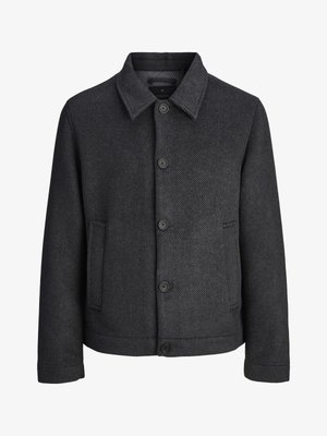 Donkergrijze jas met visgraatpatroon, voorzien van een omklapbare kraag, vijf knopen aan de voorkant en zijzakken. Gemaakt van een textuurstof.