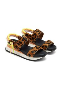 Sandales imprimées léopard avec des brides noires, semelle rembourrée et accents tressés colorés ; dispose d'un intercalaire blanc et d'une semelle extérieure noire.