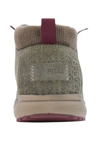 Stivaletto alla caviglia in camoscio verde con pannello posteriore testurizzato, linguetta marrone scuro e suola in gomma beige. Presenta un'etichetta con il logo sul lato.