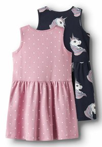 Deuxrobes sans manches : l'une rose avec des pois blancs, l'autre marine avec un imprimé de licornes. Les deux présentent des jupes froncées. Matière en coton doux.