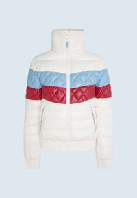 Prošívaná bunda s vysokým límcem, s bílými, světle modrými a červenými vodorovnými pruhy. Texturovaný prošívaný vzor a kapsy na zip.