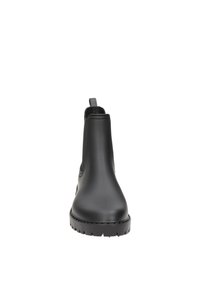 Černé kotníkové boty s hladkým syntetickým povrchem, elastickými bočními panely, poutkem na stažení a robustní podrážkou s vzorkem pro lepší grip a odolnost.