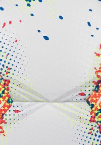 Pallone da calcio bianco con superficie testurizzata. Presenta vivaci spruzzi di rosso, blu, verde e giallo in un motivo di punti e forme.