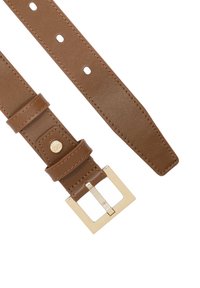 Curea maro din piele cu cataramă dreptunghiulară aurie și mai multe găuri pentru ajustare, pe fundal alb.