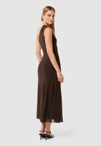 Forever New LONDON ONE SHOULDER MIDI - Rochie cocktail/Rochie petrecere - dark chocolate