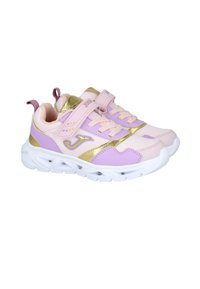 Zapatillas púrpuras y rosas con una suela blanca. Presentan acentos dorados, una correa de Velcro y un tejido texturizado. Adecuadas para ropa deportiva.
