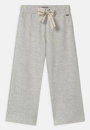 Pantalones de chándal de pierna ancha en gris claro con cintura elástica y cordón beige con texto de la marca en negro.