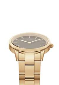 Reloj de pulsera dorado con caja redonda, esfera oscura, marcadores de hora minimalistas y una pulsera de metal suave con acabados cepillados y pulidos.