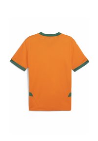 Krátky športový dres s krátkymi rukávmi v žiarivej oranžovej farbe s zeleným golierom a manžetami. Obsahuje bočné ventilačné otvory a hladkú štruktúru.
