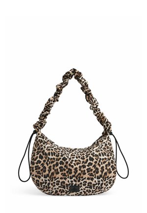 Skuldertaske med leopardprint, lavet af blødt stof, med en rynket stropdesign og sorte accenter. Har en rund form og en blød tekstur.