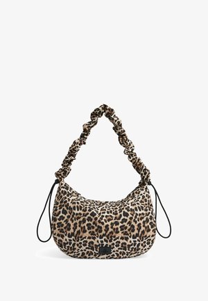 Skuldertaske med leopardprint, lavet af blødt stof, med en rynket stropdesign og sorte accenter. Har en rund form og en blød tekstur.