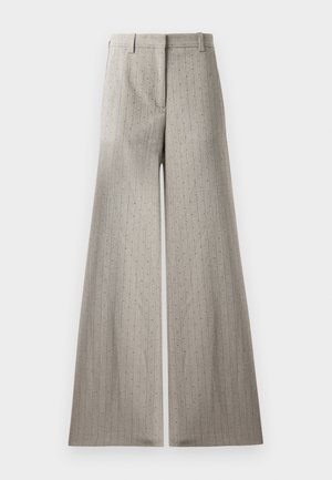 Graue, weit geschnittene Hose aus strukturiertem Stoff, mit vertikalen Nadelstreifen und dezenten metallischen Akzenten. Flacher Bund und Gürtelschlaufen.