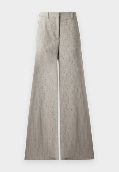 Pelēki platām kājām bikses, kas izgatavotas no teksturēta auduma, ar vertikālām slīpām svītrām un smalkiem metāliskiem akcentiem visā virsmā. Ar līdzeno priekšu un jostas cilpiņām.