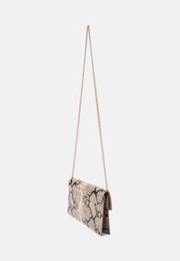 Skládaná klutch taška v texturovaném umělém hadím vzoru, béžová a černá. Obsahuje tenký zlatý řetízek pro nošení na rameni nebo jako crossbody.