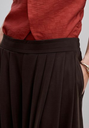 Next, REGULAR FIT - SLINKY PLEATED BALLOON TROUSERS - Bukser - chocolate brown
