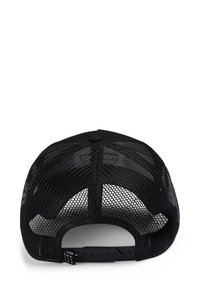 Crna mrežasta snapback kapa sa strukturiranim prednjim dijelom, ravnim obodom i podesivim plastičnim trakama. Unutrašnjost sadrži šivenu vizir.