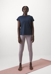 Yogasearcher NAMASTE - Apdrukāts T-krekls - navy