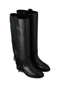 Bottes noires en cuir montantes jusqu'aux genoux avec des détails en franges sur le côté, texture lisse, bout arrondi et couture renforcée à la semelle.