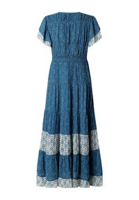 Blauwe maxi-jurk met korte mouwen, getailleerde taille en witte horizontale banden met patroon nabij de zoom en mouwranden.