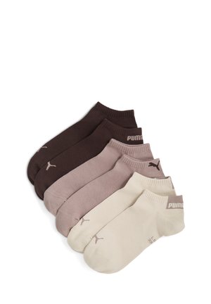 Pięć par niskich skarpetek Puma w kolorach ciemnobrązowym, jasnobrązowym, beżowym i kremowym, ułożonych w kształt wachlarza na białym tle.