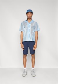 HUF WORLD TOUR SHIRT UNISEX - Krekls - cloud blue