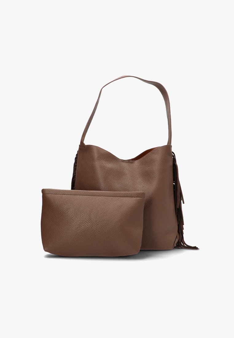 Bolso tote de cuero marrón con un acabado texturizado, que cuenta con una correa para el hombro y un pequeño bolsito extraíble. Incluye detalles de flecos.