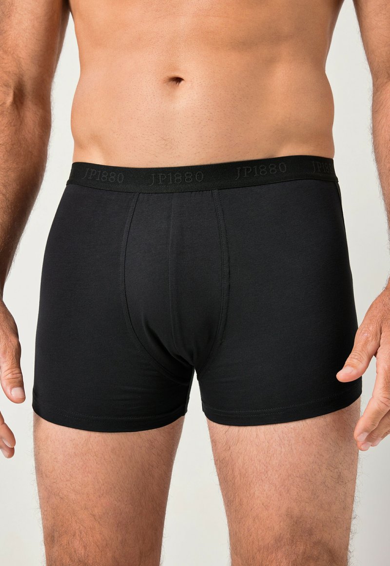 Czarne bokserki bawełniane o gładkiej teksturze i elastycznym pasie z wytłoczonym nazwą marki "JP1880".