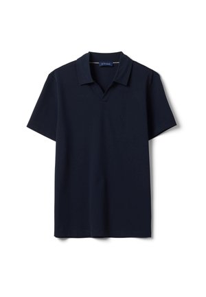 Polo blu navy a maniche corte con colletto e scollo a V su sfondo bianco.