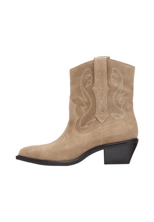 Botte cowboy beige en daim à la cheville avec coutures décoratives, bout pointu, languette et talon bloc empilé.