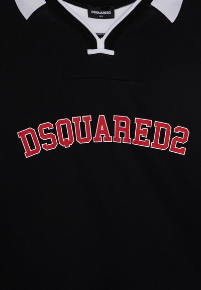 Schwarzer Sweatshirt mit einem weißen und roten runden Halsausschnitt und dem prominent in Rot auf der Brust stehenden "DSQUARED2"-Logo.