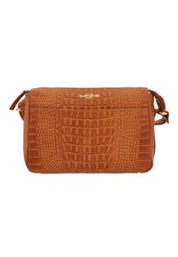 Bolso cruzado de cuero de imitación de cocodrilo marrón con cierre de cremallera, correa ajustable y detalle del logo en oro en la parte frontal. Patrón texturizado en todo el bolso.