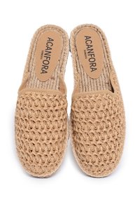 Scarpe slip-on beige intrecciate con un design testurizzato, dotate di un interno morbido e una suola testurizzata, contrassegnate con "ACANFORA SORRENTO."