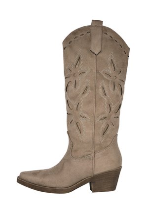 Bota de cowboy de ante topo con diseños de corte floral, tirador, punta afilada y tacón de madera apilada.