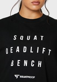 SQUATPROOF SDB PUMP COVER OVERSIZE - T-shirts print - black