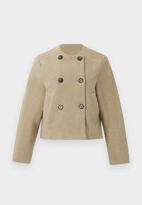 Beige cropped jakke med lange ermer, rund hals, dobbeltradede mørke knapper og sidelommer på hvit bakgrunn.