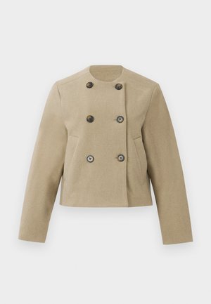 Beige cropped jakke med lange ermer, rund hals, dobbeltradede mørke knapper og sidelommer på hvit bakgrunn.