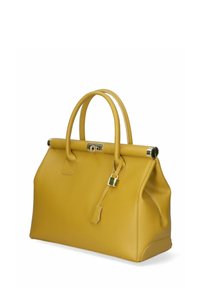 Gul läderhandväska med en strukturerad form, dubbla handtag upptill och en lås av guldton. Har en pebblad textur och en avtagbar rem.