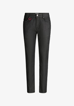 Strakzittende zwarte spijkerbroek met vijf zakken, knoop- en ritssluiting, en een rood ringdetail op de rechtervoorzijde van de broekriemlus.