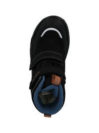 Schwarzer Sportschuh mit zwei Klettverschlüssen, Obermaterial aus Mesh und Synthetik, gepolsterter Kragen in Blau, orangefarbener Akzent an der Ferse und Gummisohle.