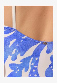 Vybrané, blue white