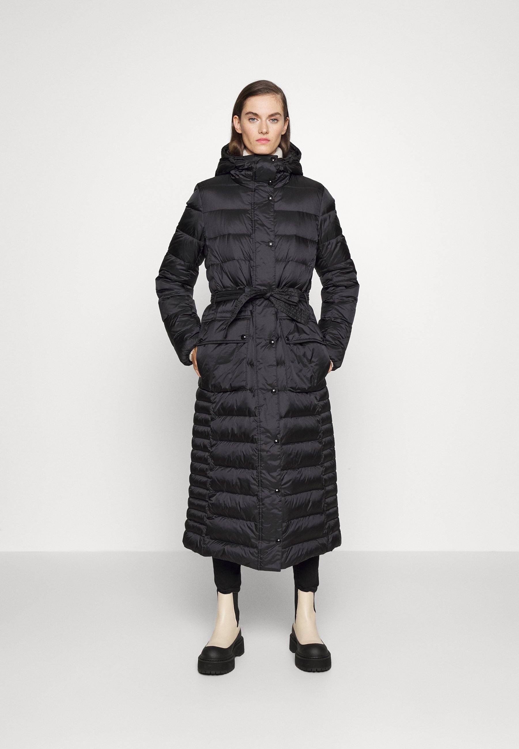 anzahlung-identifizieren-leg-deine-kleidung-beiseite-belstaff-mantel